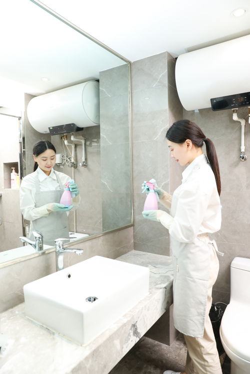 保姆保潔服務，以女性人物攝影圖展現清潔行業的專業與溫情
